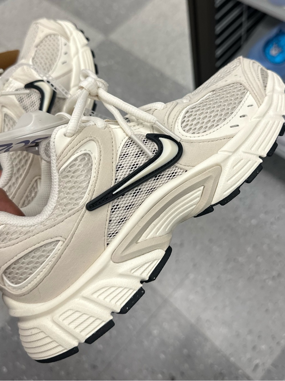 Nike WOMENS V5 RNR SNEAKER brand new size 5